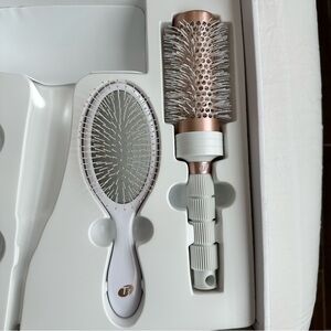 T3 detangling hair brush and 2.5 inch round brush